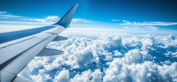Sicht aus einem Flugzeugfenster – Flugzeugflügel