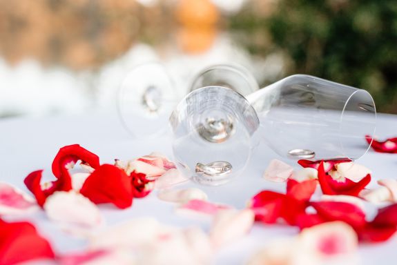 Trauringe in Sekgläsern mit Rosenblättern