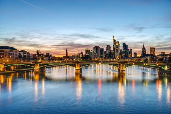 beleuchtete Frankfurter Skyline bei Abenddämmerung
