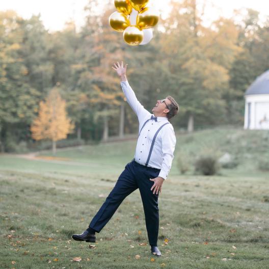 Andreas Luck lässt gold/weiße Ballons fliegen