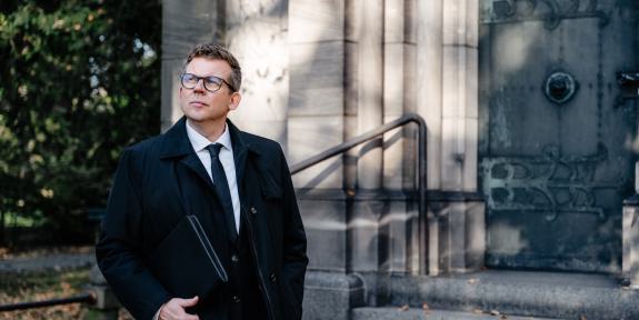 Andreas Luck vor einem Kircheneingang