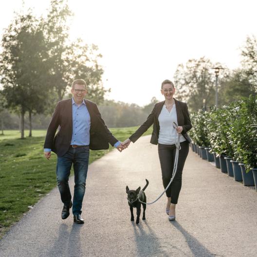 Andreas Luck Hand in Hand mit seiner Lebensgefährtin und Hund