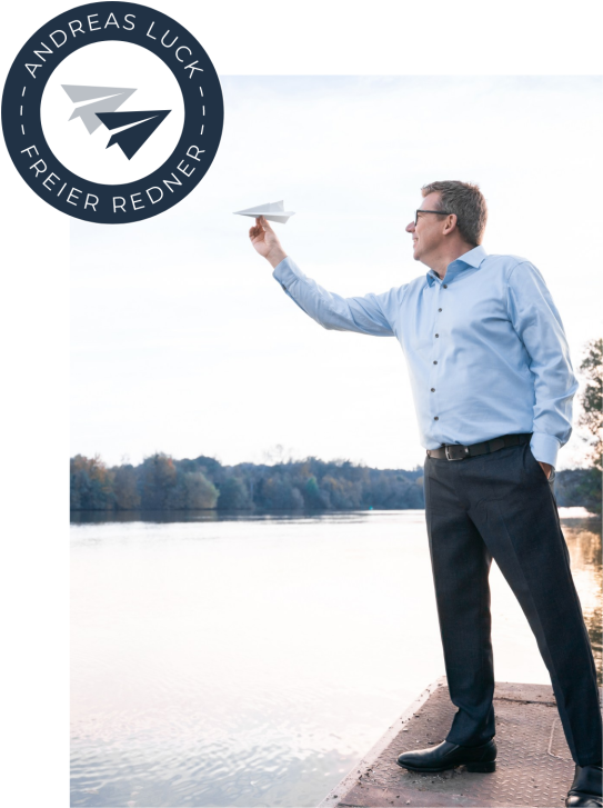 Andreas Luck wirft einen Papierflieger