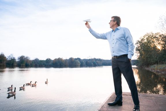 Andreas Luck wirft einen Papierflieger