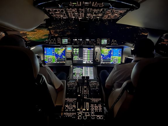 Cockpit eines Flugzeuges bei Nacht